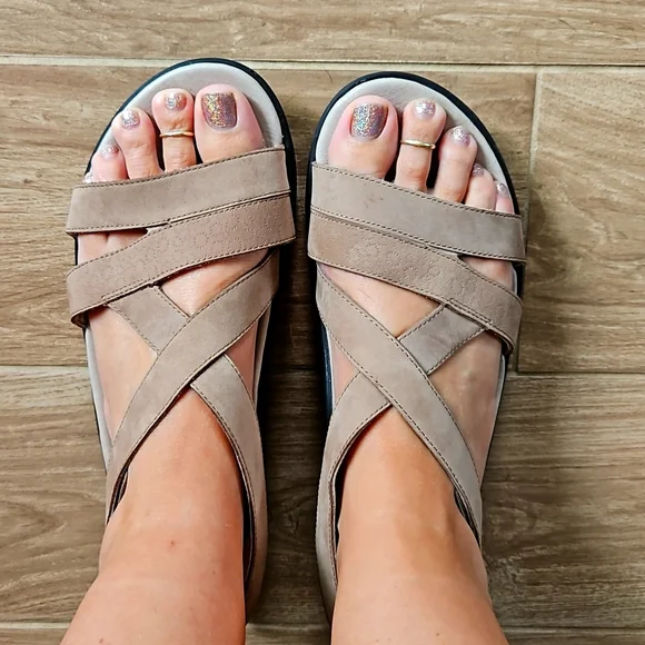 Women's size 9 Neutral Abeo tan sandals - Picture 1 of 10